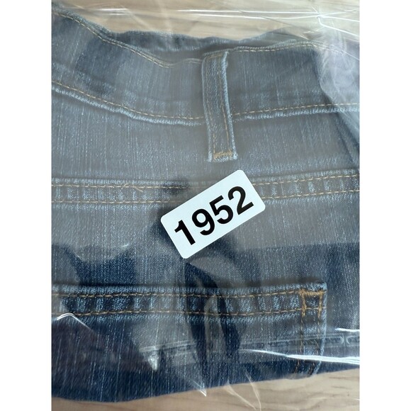 LEVI'S Women 501 Shorts Jeans Size 28,  Button Fly  Beach Denim - Picture 8 of 8